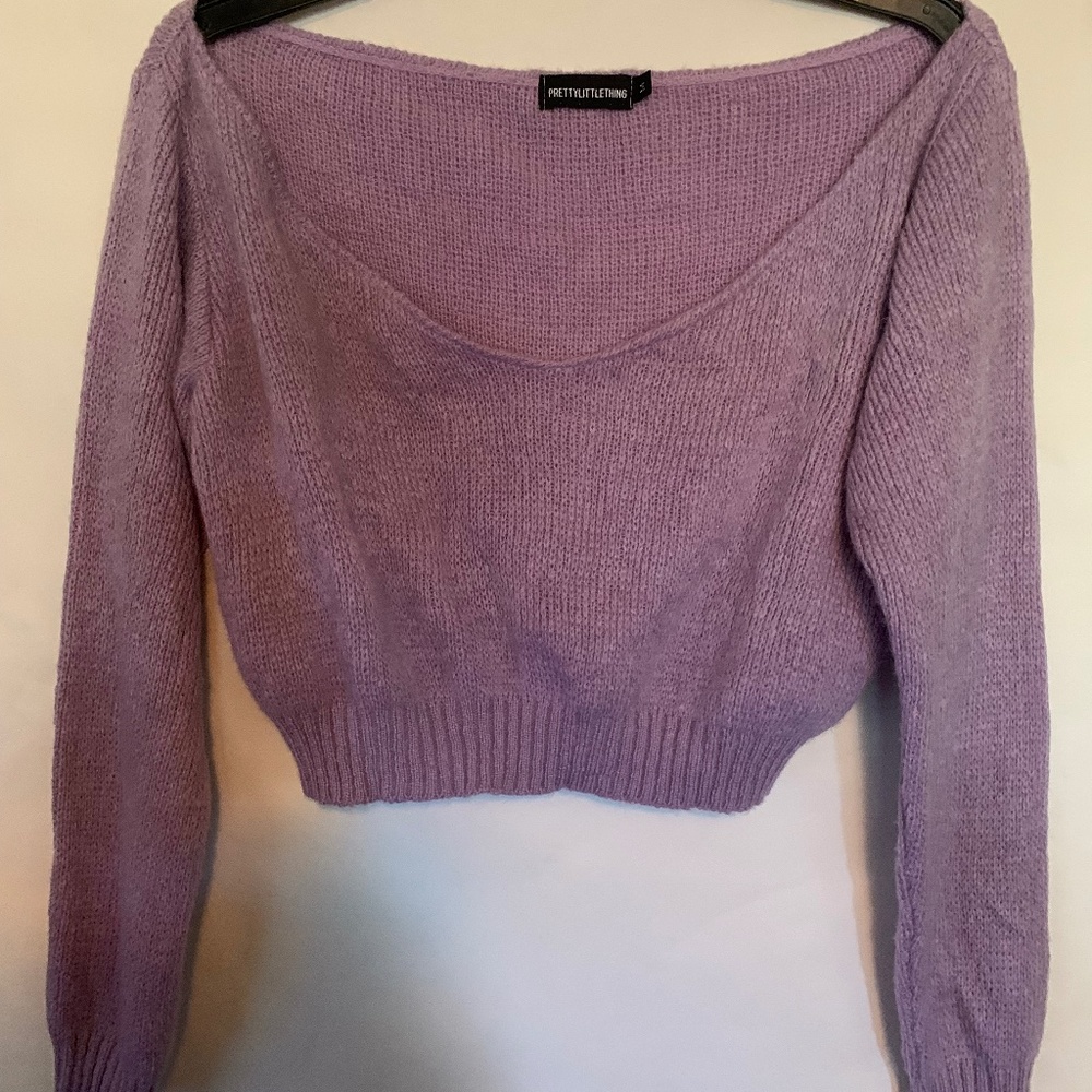 Sweater long sleeves size Medium, crew neck, Lilac in color